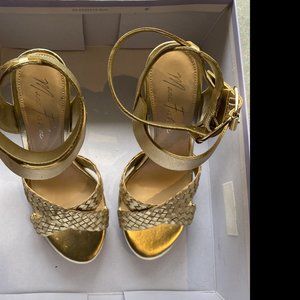 STUNNING GOLD HEELS! Perfect for the holidays or a special date! Size 6.…